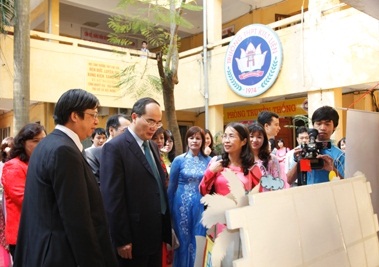 Phó Thủ tướng Nguyễn Thiện Nhân thăm thầy trò trường THPT Kim Liên