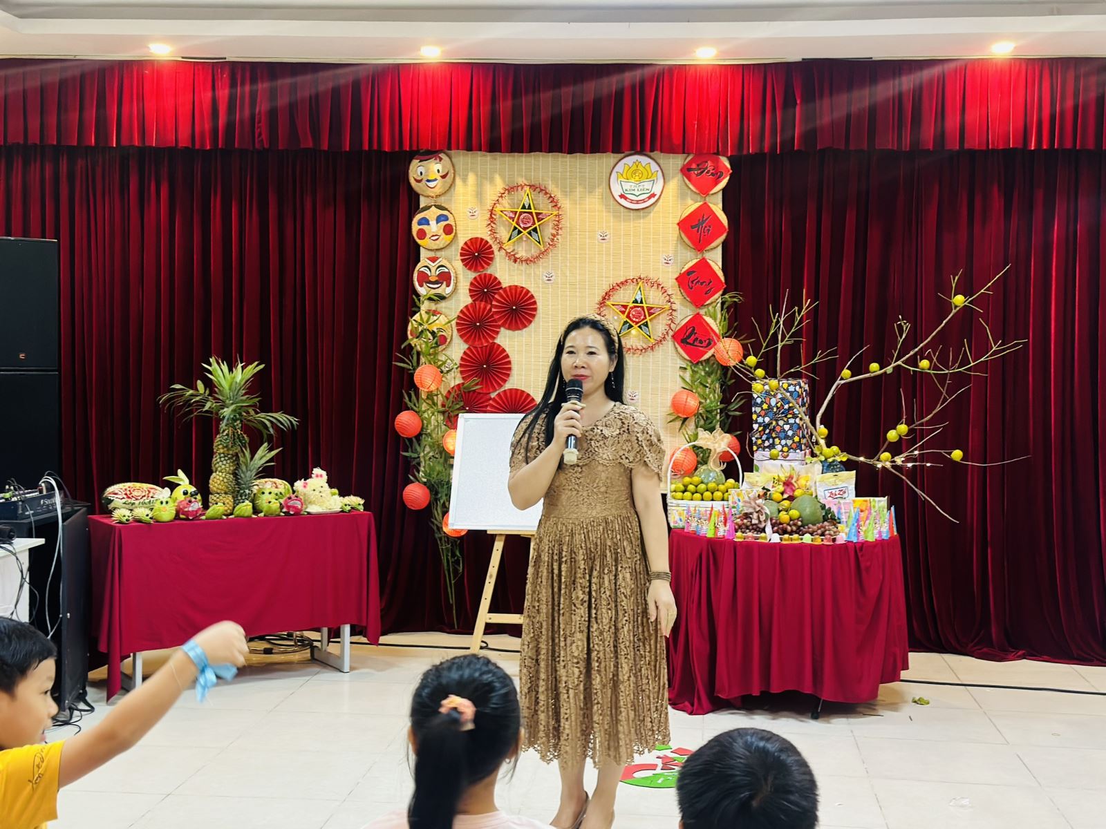 Cô Trần Thị Quyến - Phó Chủ tịch Công đoàn nhà trường phát biểu